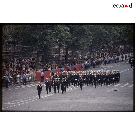 Défilé à pied lors de la cérémonie du 14 juillet 1979 à la Bastille. Passage du drapeau de sa garde de l’école de l’air de Salon-de-Provence.