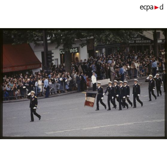 Défilé à pied lors de la cérémonie du 14 juillet 1979 à la Bastille. Passage du drapeau de sa garde de l’école de l’air de Salon-de-Provence.