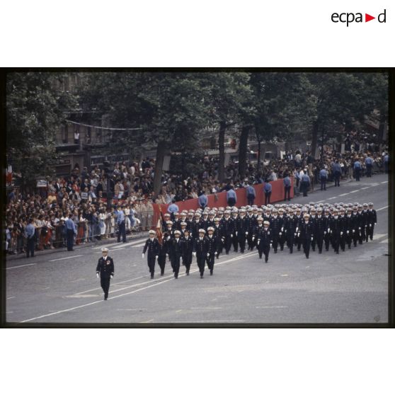 Défilé à pied lors de la cérémonie du 14 juillet 1979 à la Bastille. Passage du drapeau et de sa garde de l’école militaire de l’air.