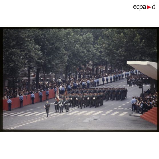 Défilé à pied lors de la cérémonie du 14 juillet 1979 à la Bastille. Passage du drapeau de sa garde du détachement de la base aérienne (BA) 103 de Cambrai, 12e escadre de chasse (12e EC).