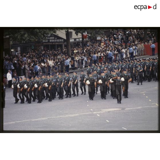 Défilé à pied lors de la cérémonie du 14 juillet 1979 à la Bastille. Passage du détachement de la base aérienne (BA) 103 de Cambrai, 12e escadre de chasse (12e EC).