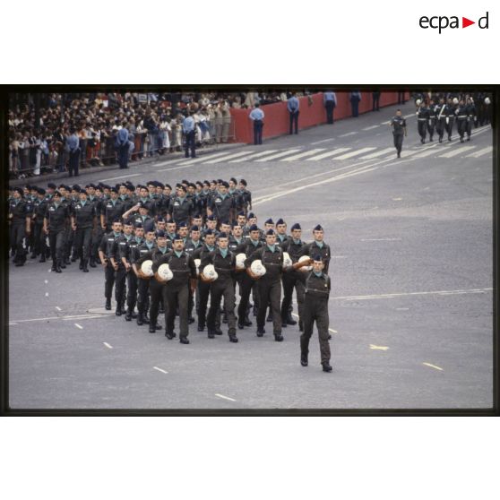 Défilé à pied lors de la cérémonie du 14 juillet 1979 à la Bastille. Passage du détachement de la base aérienne (BA) 103 de Cambrai, 12e escadre de chasse (12e EC).