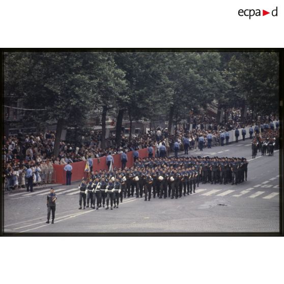 Défilé à pied lors de la cérémonie du 14 juillet 1979 à la Bastille. Passage du drapeau de sa garde du détachement de la 61 escadre de transport (61e ET) de la base aérienne (BA) 123 d'Orléans-Bricy.