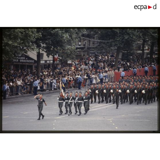 Défilé à pied lors de la cérémonie du 14 juillet 1979 à la Bastille. Passage du drapeau de sa garde du détachement de la base aérienne (BA) 133 de Nancy-Ochey, 3e escadre de chasse (3e EC).