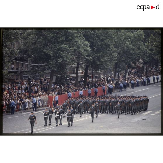 Défilé à pied lors de la cérémonie du 14 juillet 1979 à la Bastille. Passage du drapeau de sa garde du groupement des fusiliers-commandos de l’air (GFCA).