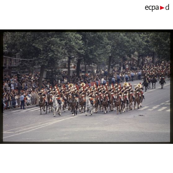 Défilé monté lors de la cérémonie du 14 juillet 1979 à la Bastille. Passage de la fanfare du régiment de cavalerie de la Garde républicaine (RCGR).