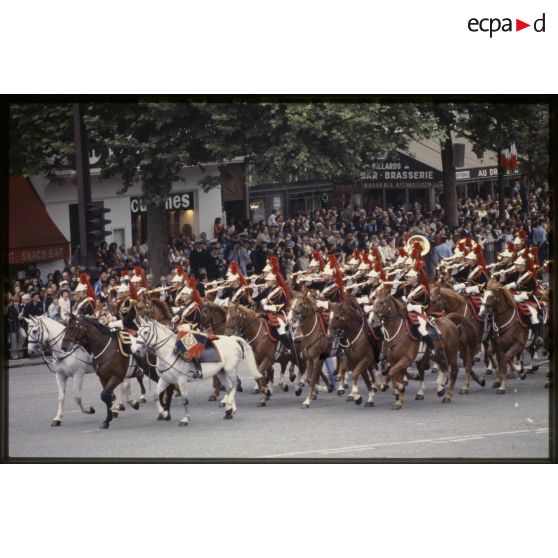 Défilé monté lors de la cérémonie du 14 juillet 1979 à la Bastille. Passage de la fanfare du régiment de cavalerie de la Garde républicaine (RCGR).