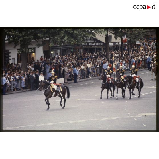 Défilé monté lors de la cérémonie du 14 juillet 1979 à la Bastille. Passage du drapeau et de sa garde du régiment de cavalerie de la Garde républicaine (RCGR).