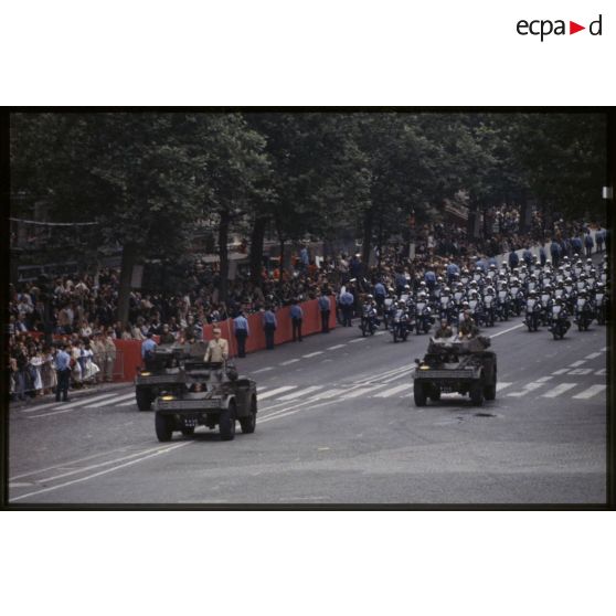 Défilé monté lors de la cérémonie du 14 juillet 1979 à la Bastille. Passage du général de brigade Louis Pitel, adjoint au gouverneur militaire de Paris (GMP) commandant la 1re région militaire (1re RM) sur automitrailleuse légère (AML) 60 suivi de l'escadron motocycliste de la gendarmerie départementale.