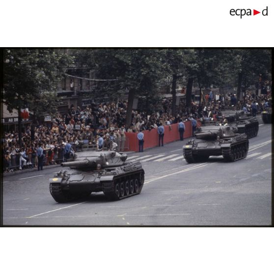 Défilé motorisé lors de la cérémonie du 14 juillet 1979 à la Bastille. Passage du drapeau et sa garde des chars AMX-30 B2 du 503e régiment de chars de combat (503e RCC).