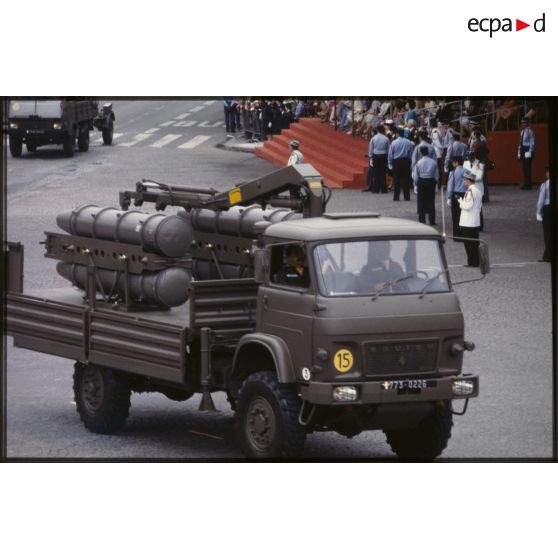 Défilé motorisé lors de la cérémonie du 14 juillet 1979 à la Bastille. Passage d'un véhicule transportant des missiles du système d'arme sol-air Crotale de l'armée de l'air.