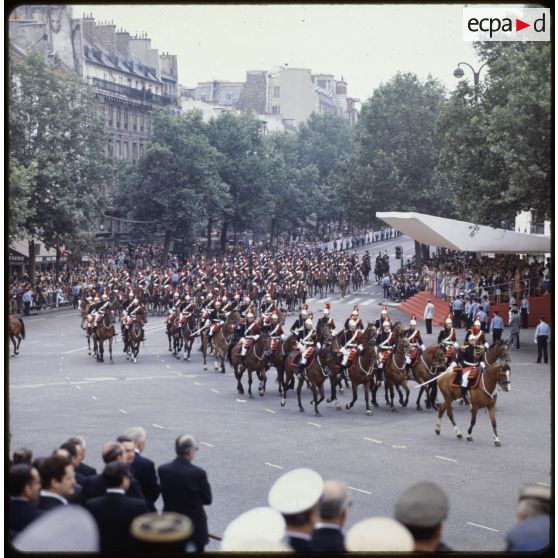 Défilé monté lors de la cérémonie du 14 juillet 1979 à la Bastille. Passage du régiment de cavalerie de la Garde républicaine devant la tribune des dames.