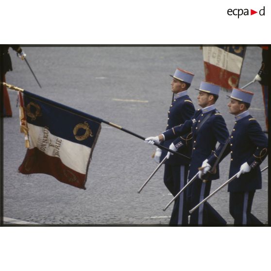 Défilé à pied lors de la cérémonie du 14 juillet 1979 à la Bastille. Passage du drapeau et de sa garde de l’école militaire interarmes (EMIA) de Coëtquidan.