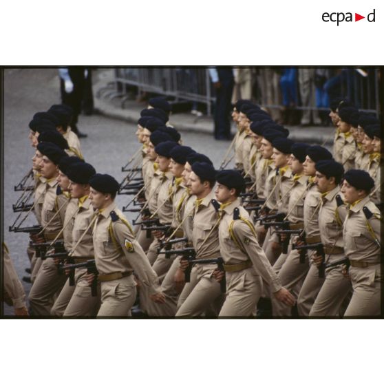 Défilé à pied lors de la cérémonie du 14 juillet 1979 à la Bastille. Passage du 2e groupe de chasseurs (2e GC) de Landau.