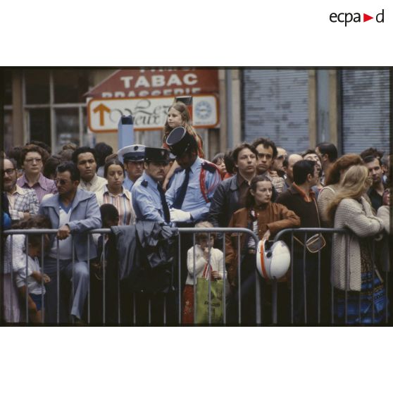 Lors du défilé du 14 juillet 1979 à la Bastille, des gendarmes au milieu du public massé sur les trottoirs.