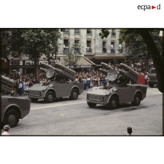 Défilé motorisé lors de la cérémonie du 14 juillet 1979 à la Bastille. Passage de véhicules de tir avec radar de poursuite du système d'arme sol-air Crotale de l'armée de l'air.