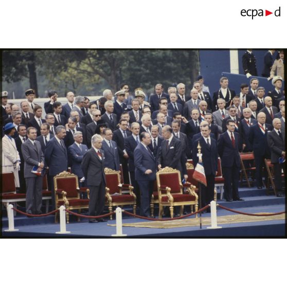 La tribune présidentielle lors du défilé du 14 juillet 1979 à la Bastille. Valéry Giscard d'Estaing, président de la République, s'entretient avec Raymond Barre, Premier ministre.