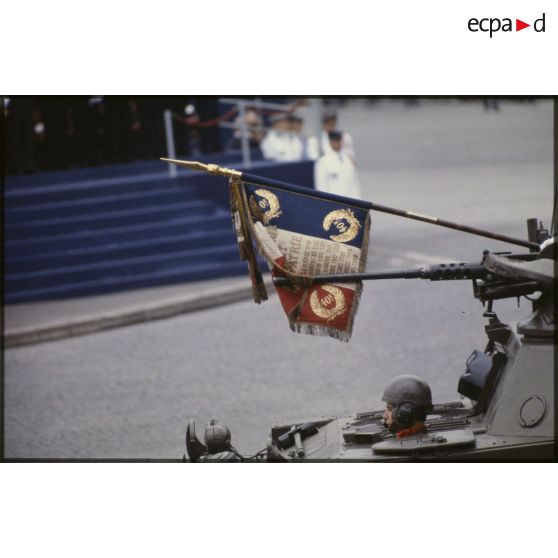 Défilé motorisé lors de la cérémonie du 14 juillet 1979 à la Bastille. Passage du drapeau et de sa garde du 40e régiment d'artillerie (40e RA) sur char AMX 13 VTT.