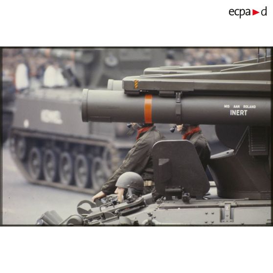 Défilé motorisé lors de la cérémonie du 14 juillet 1979 à la Bastille. Passage de char AMX 30 armé de systèmes d'armes de missiles sol-air à courte portée  Roland du 54e régiment d'artillerie (54e RA).