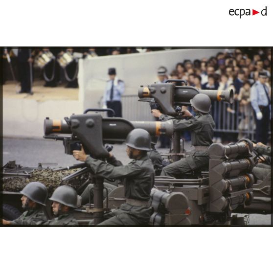 Défilé motorisé lors de la cérémonie du 14 juillet 1979 à la Bastille. Passage du 1er régiment de hussards parachutistes (1er RHP) sur Jeep Hotchkiss M201 armé de système de missiles d’infanterie léger antichar NATO (MILAN).