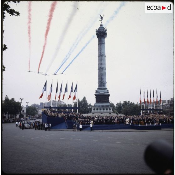 Défilé aérien lors de la cérémonie du 14 juillet 1979 à la Bastille. Passage des avions Fouga CM-170 Magister de la Patrouille acrobatique de France (PAF) dessinant une traînée tricolore.