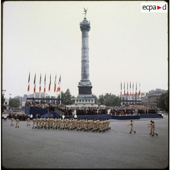 Défilé à pied, lors de la cérémonie militaire du 14 juillet 1979. Passage d'un régiment d'infanterie (RI).