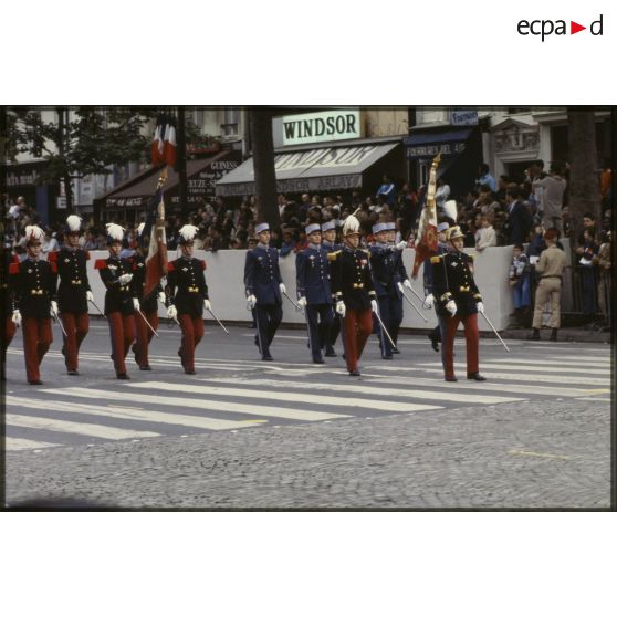 Défilé à pied lors de la cérémonie du 14 juillet 1979 à la Bastille. Passage des drapeaux et de leur garde de l'école spéciale militaire (ESM)de Saint-Cyr et de l’école militaire interarmes (EMIA) de Coëtquidan.