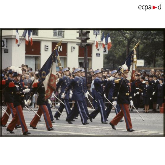 Défilé à pied lors de la cérémonie du 14 juillet 1979 à la Bastille. Passage des drapeaux et de leur garde de l'école spéciale militaire (ESM)de Saint-Cyr et de l’école militaire interarmes (EMIA) de Coëtquidan.