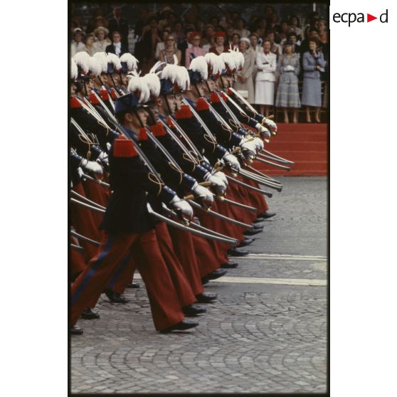 Défilé à pied lors de la cérémonie du 14 juillet 1979 à la Bastille. Passage de l’école spéciale militaire (ESM) de Saint-Cyr devant la tribune des Dames.