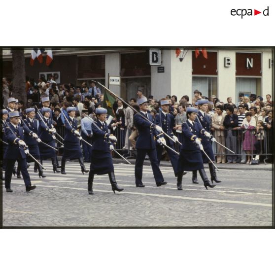 Défilé à pied lors de la cérémonie du 14 juillet 1979 à la Bastille. Passage du drapeau et de sa garde de l'école militaire du corps technique et administratif (EMCTA).