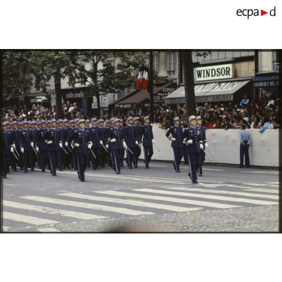 Défilé à pied lors de la cérémonie du 14 juillet 1979 à la Bastille. Passage des élèves de l'école militaire interarmes (EMIA).