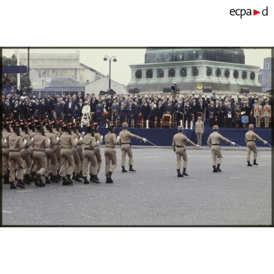 Défilé à pied lors de la cérémonie du 14 juillet 1979 à la Bastille. Passage de la gendarmerie mobile devant la tribune présidentielle.