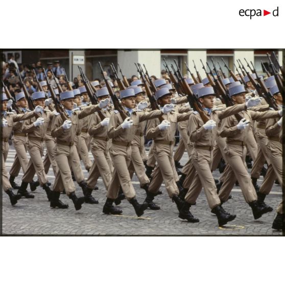 Défilé à pied lors de la cérémonie du 14 juillet 1979 à la Bastille. Passage des élèves de l'école nationale des sous-officiers d’active (ENSOA).