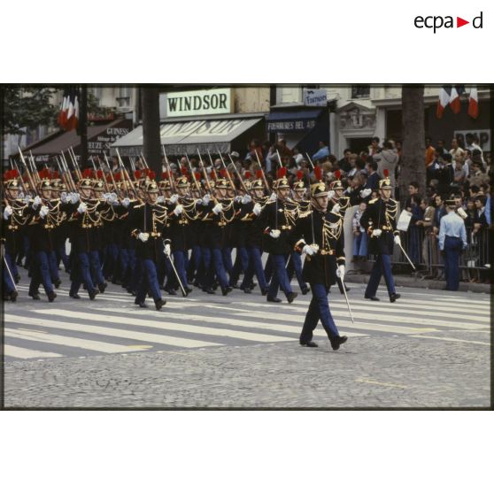 Défilé à pied lors de la cérémonie du 14 juillet 1979 à la Bastille. Passage du 1er régiment d’infanterie de la Garde républicaine (1er RIGR).