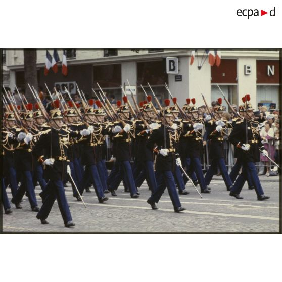 Défilé à pied lors de la cérémonie du 14 juillet 1979 à la Bastille. Passage du 1er régiment d’infanterie de la Garde républicaine (1er RIGR).