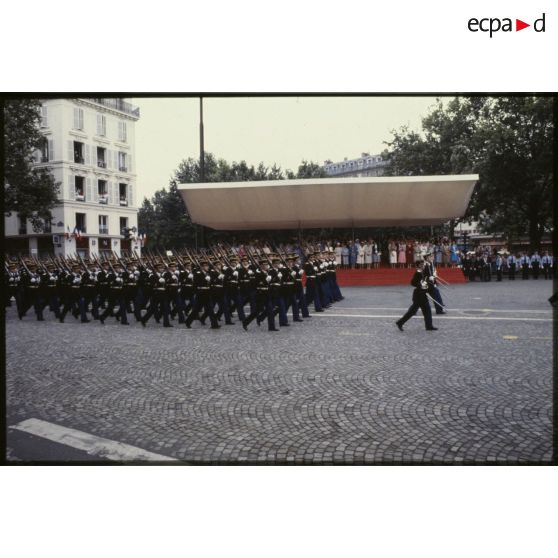 Défilé à pied lors de la cérémonie du 14 juillet 1979 à la Bastille. Passage de la gendarmerie mobile devant la tribune des Dames.