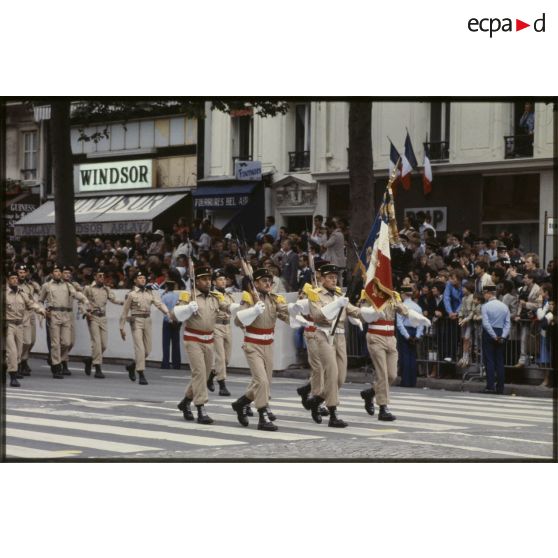 Défilé à pied lors de la cérémonie du 14 juillet 1979 à la Bastille. Passage du drapeau et de sa garde du 33e régiment d’infanterie de marine (33e RIMa).