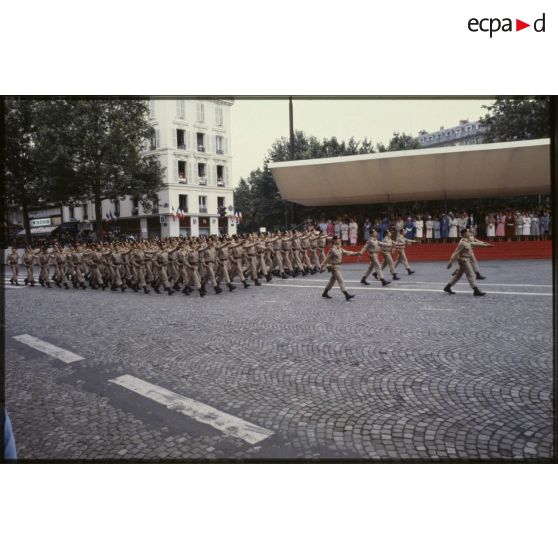 Défilé à pied lors de la cérémonie du 14 juillet 1979 à la Bastille. Passage du 8e régiment d’infanterie (8e RI) devant la tribune des Dames.