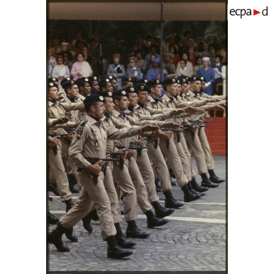 Défilé à pied lors de la cérémonie du 14 juillet 1979 à la Bastille. Passage du 33e régiment d’infanterie de marine (33e RIMa) devant la tribune des Dames.