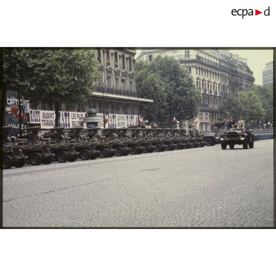 Lors de la cérémonie du 14 juillet 1979, Valéry Giscard d’Estaing, président de la République, passe devant le dispositif motorisé des troupes place de la République.