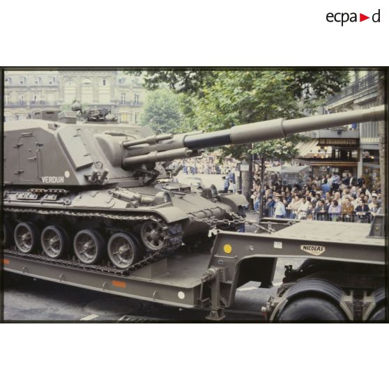 Défilé motorisé lors de la cérémonie du 14 juillet 1979 place de la République. Passage des canons automoteurs 155 mm à grande cadence de tir (GCT AUF1) en expérimentation au 40e régiment d'artillerie (40e RA) sur camions porte-chars Berliet turbo V8.