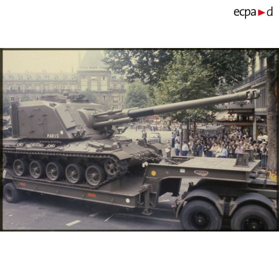 Défilé motorisé lors de la cérémonie du 14 juillet 1979 place de la République. Passage des canons automoteurs 155 mm à grande cadence de tir (GCT AUF1) en expérimentation au 40e régiment d'artillerie (40e RA) sur camions porte-chars Berliet turbo V8.