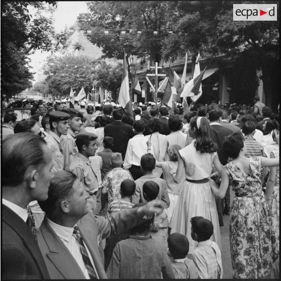 Corse. La foule accueille la délégation du comité de salut public d'Algérie sur le terrain d'aviation de Campo dell' Oro près d'Ajaccio.