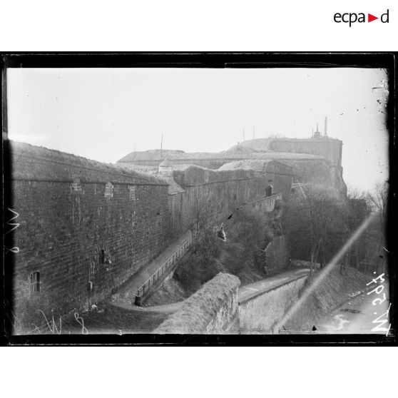 Belfort, la citadelle - chemin d'accès et Tour des Bourgeois. [légende d'origine]