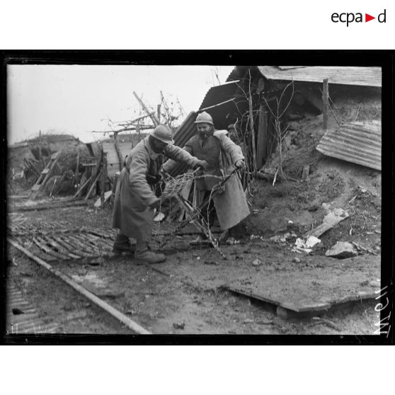 Burnhaupt, carrières - confection de chevaux de frise. [légende d'origine]