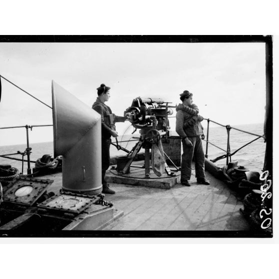 En mer. A bord de "L'Océanien". Le canon avant contre les sous-marins. [légende d'origine]