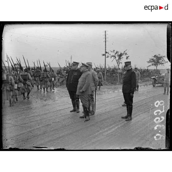 Somme. Défilé d'un régiment territorial devant le Président et les généraux Joffre, Roques et Duparge. [légende d'origine]