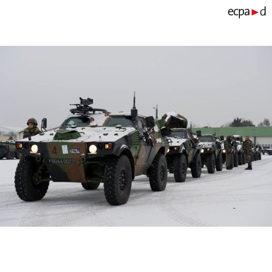 Formation d'une rame de véhicules blindés légers (VBL) au sein de la zone technique du régiment d'infanterie chars de marine (RICM) à Poitiers.