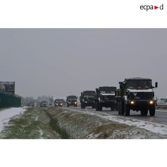 Départ des camions GBC-180 du régiment d'infanterie chars de marine (RICM) depuis leur caserne à Poitiers.