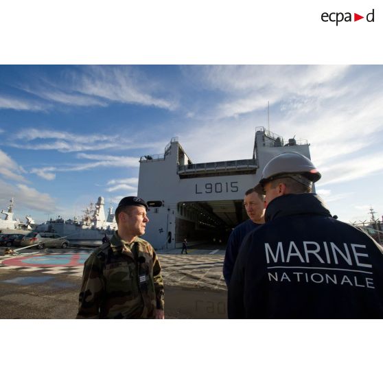 Des marins du service pont font un point de situation pour l'embarquement de véhicules à bord du bâtiment de projection et de commandement Dixmude (L9015) à Toulon.